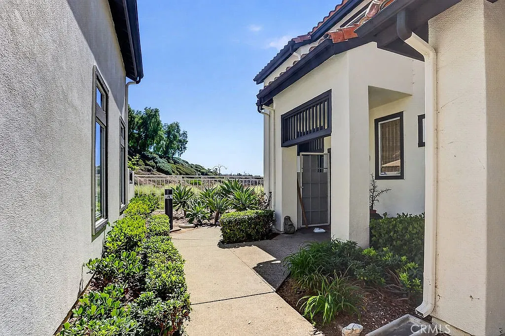 2 bed, 820 sqft, $4,500 — Photo 3