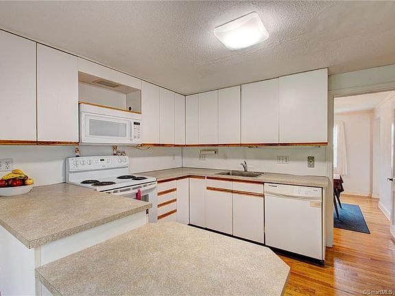 4th image of 215 Hollister St