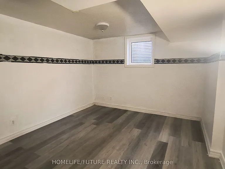 79 Carisbrooke Sq #BASEMENT — Photo 11