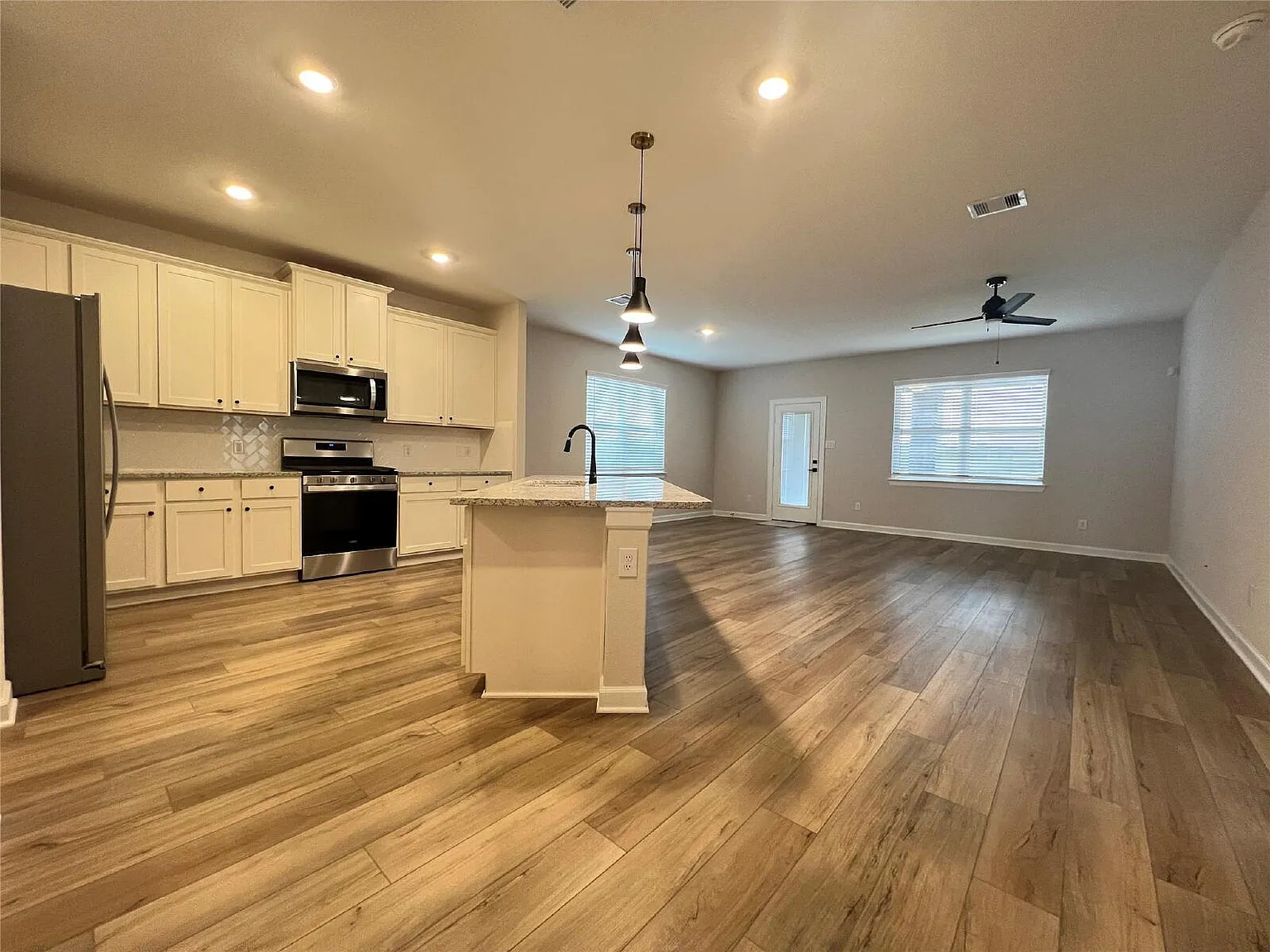 3 bed, 2.0 bath, 1631 sqft, $2,150 — Photo 3
