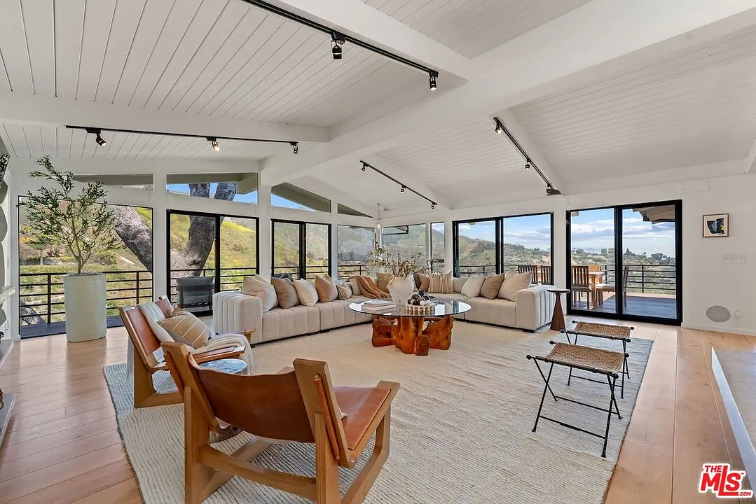5 bed, 6.0 bath, 5008 sqft, $28,600 — Photo 1