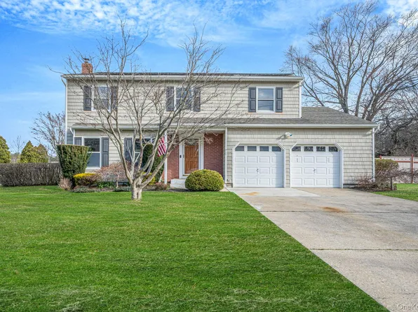 71 Loop Drive, Sayville, NY 11782