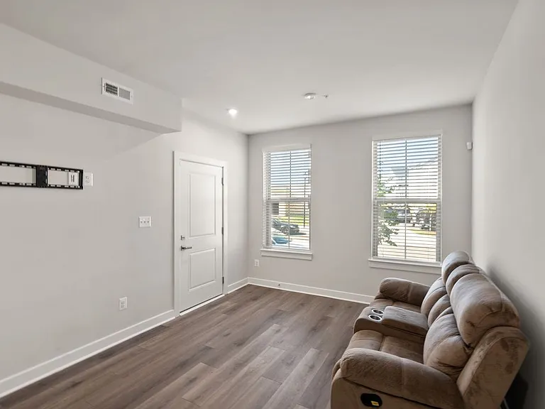 42564 Invergordon Ter — Photo 3