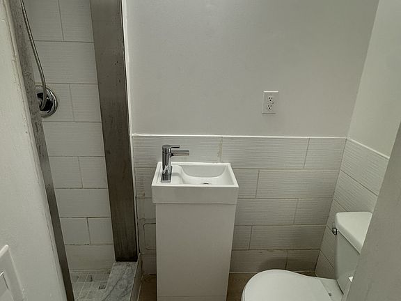 4th image of 2204 Dufferin St #1500047