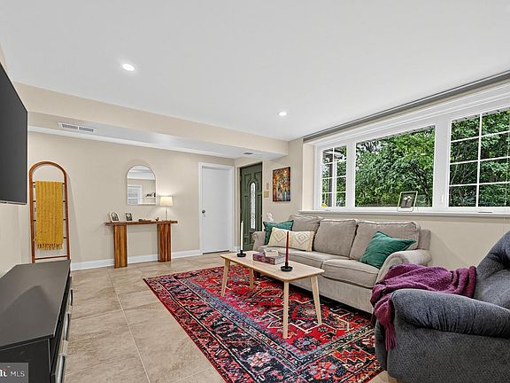5th image of 3049 Winchester Ave
