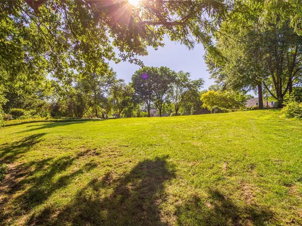 32 Willow Creek Dr, Highland, IL 62249