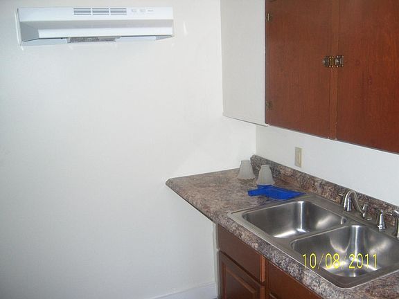 kitchenette comes with appliances