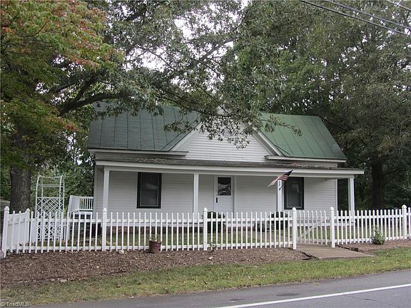 4th image of 106 Church St S
