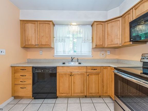 3rd image of 19 Dogwood Cir