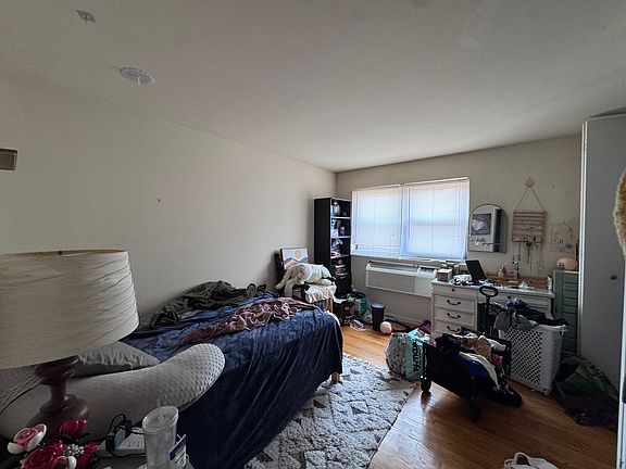 5th image of 7512 N Greenview Ave #305