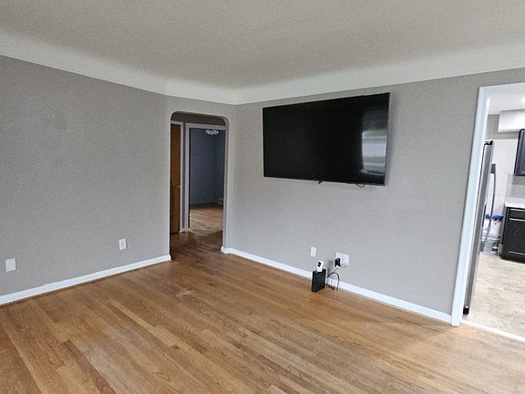 3rd image of 9262 Fox Ave