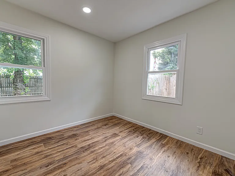 2528 Marshall Ave — Photo 4