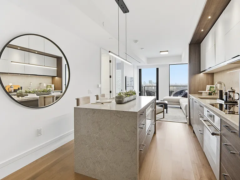 215 Lonsdale Rd — Photo 11