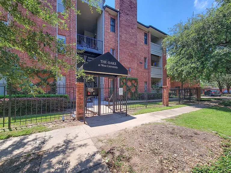 4041 Drake St #116 — Photo 2