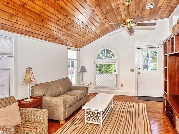 3rd image of 518 Columbia Ct