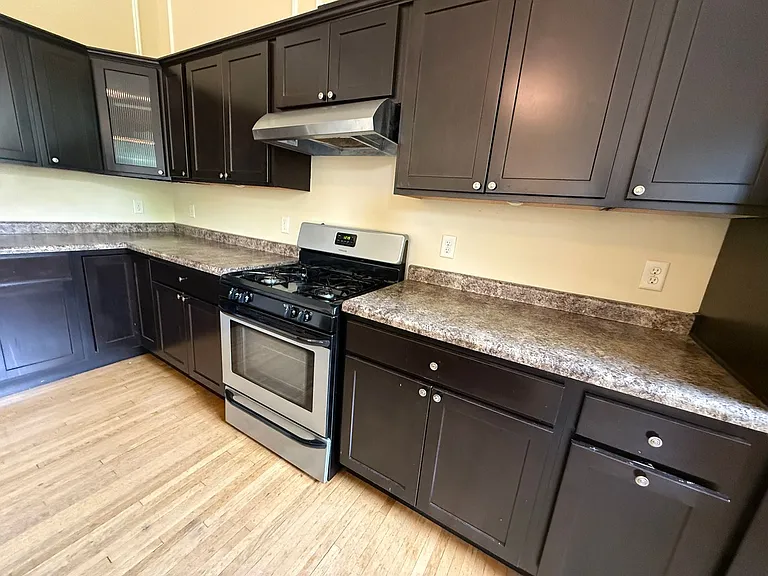 Cass Street Apartments — Photo 10