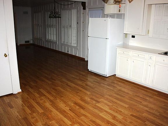 4th image of 102 E Pine St