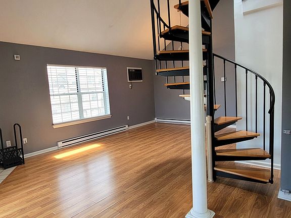 2nd image of 10 Taft Pointe #2