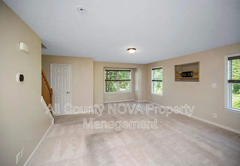 610 Kensington Dr — Photo 13