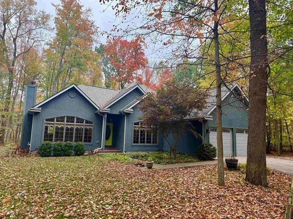 2468 N Woodland Estates Dr, Midland, MI 48642