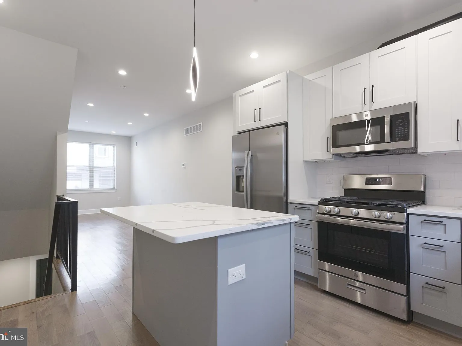 4 bed, 1900 sqft, $2,400 — Photo 4