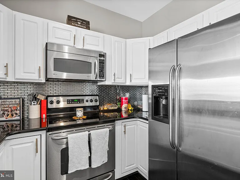 715 Brown St #B — Photo 11