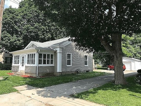 3rd image of 742 Walnut St