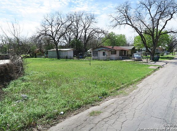 3rd image of 310 Uvalde St