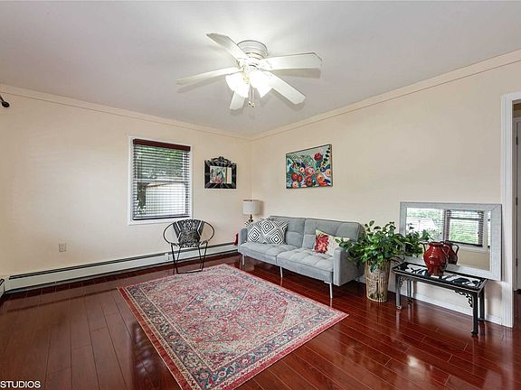 3rd image of 16 Dogwood Ln