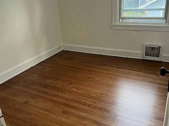 Upstairs bedroom ( 7'10"x 9'3")