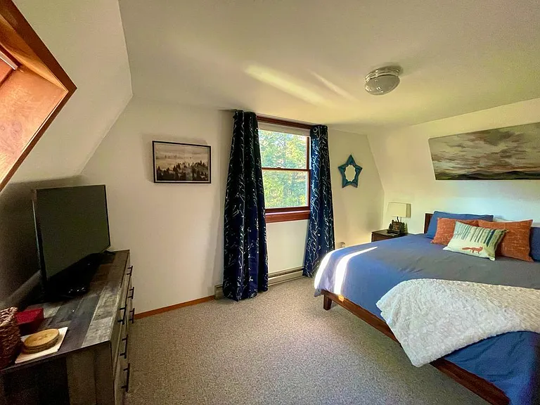 Queen/primary bedroom