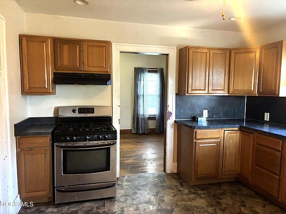 3rd image of 616 Wood St