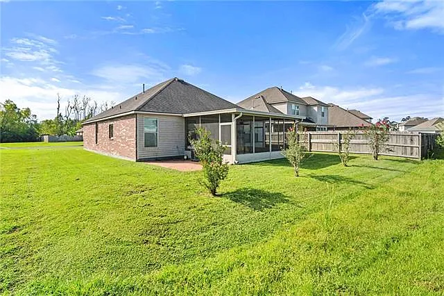 3 bed, 2.0 bath, 1521 sqft, $1,900 — Photo 2