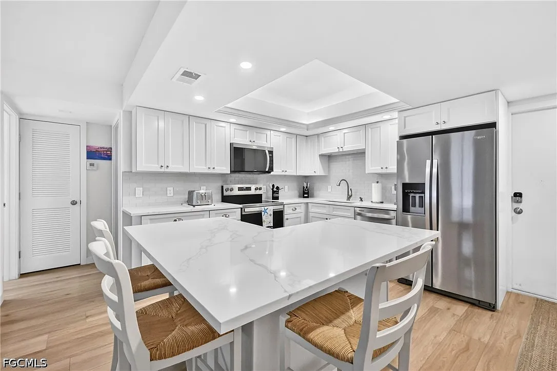2 bed, 2.0 bath, 1045 sqft, $5,500 — Photo 3