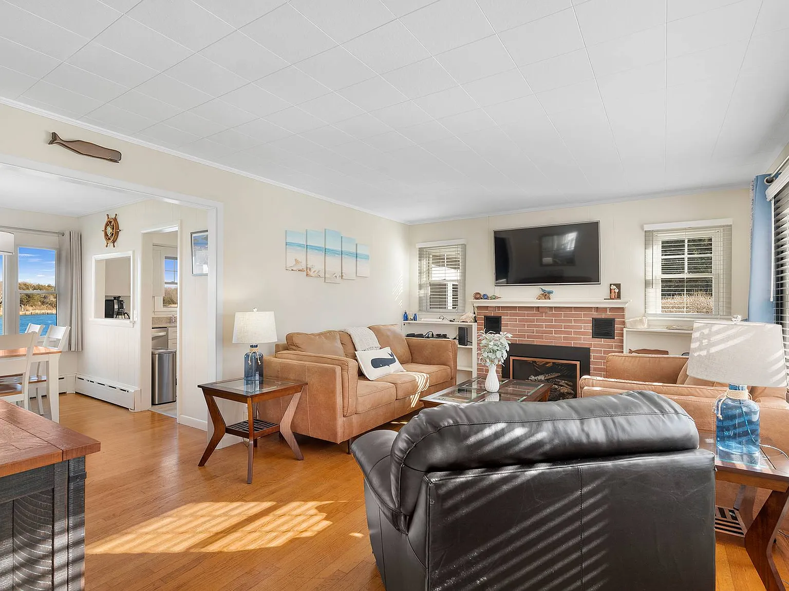 Waterfront Three Bedroom — Photo 4