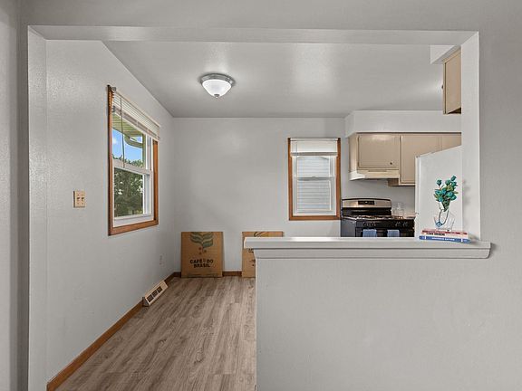 5th image of 1860 Evans St