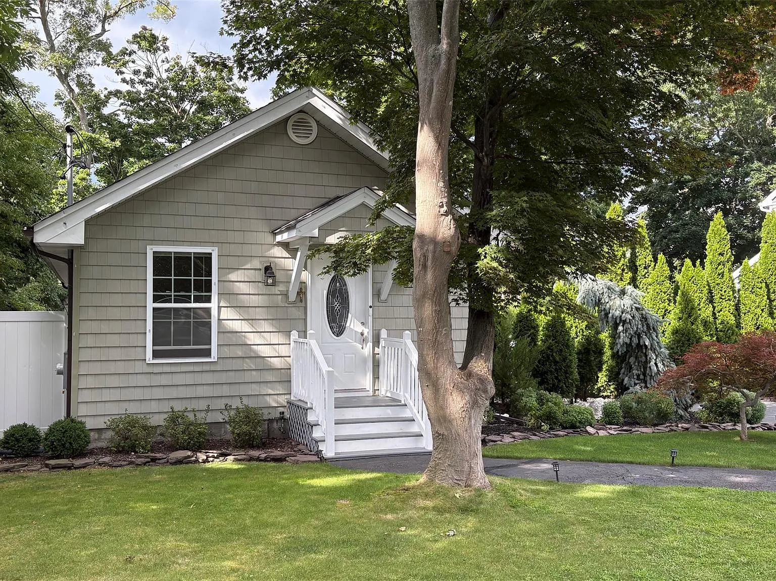 3 bed, 1.0 bath, 740 sqft, $3,750 — Photo 2