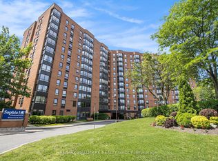 80 Sandcastle Dr #616, Ottawa, ON K2H 9E7