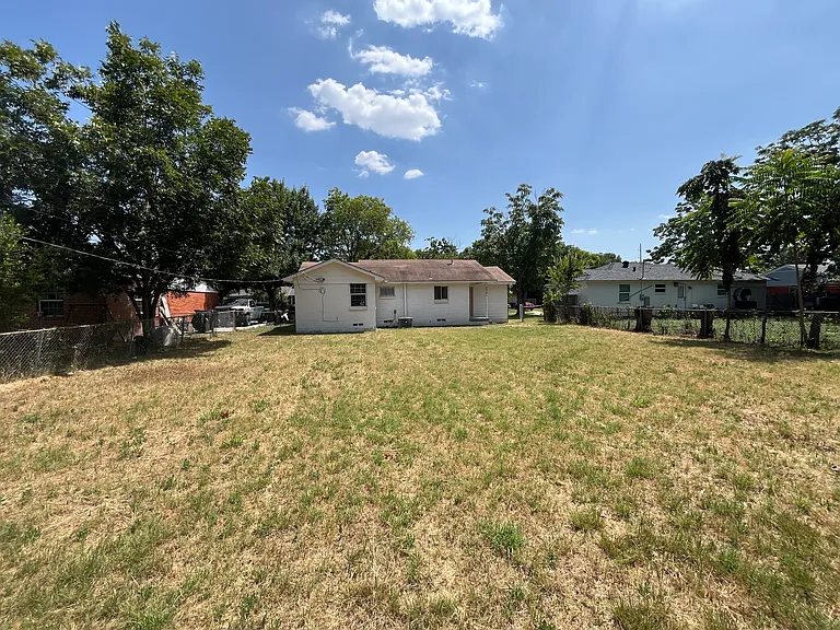 2301 Proctor St — Photo 17