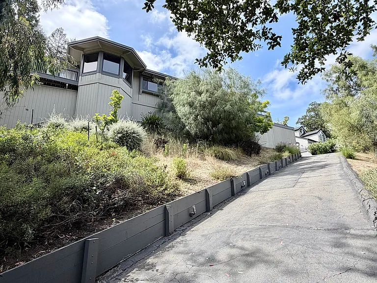 27 Saint Stephens Dr — Photo 12