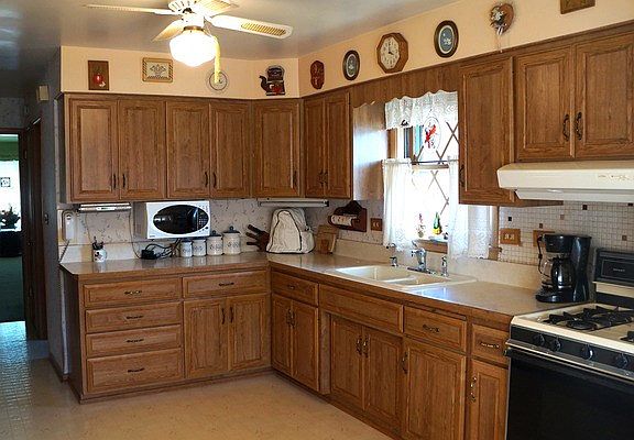 3rd image of 10712 S Avenue B