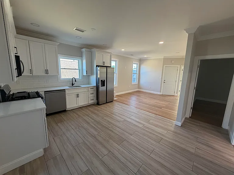 115 Wallington Ave — Photo 4