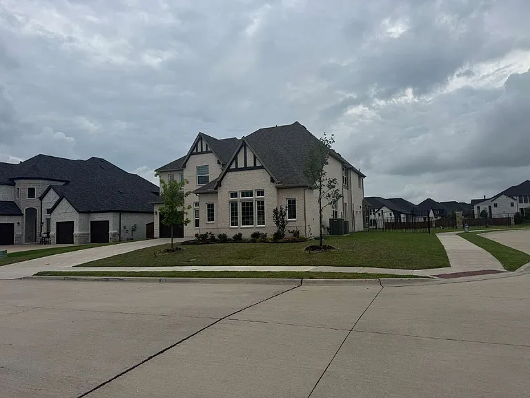 1927 Pebble Ln — Photo 3