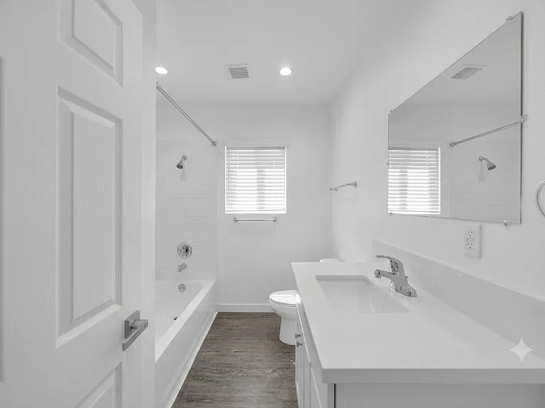 570 N Cambridge St — Photo 5