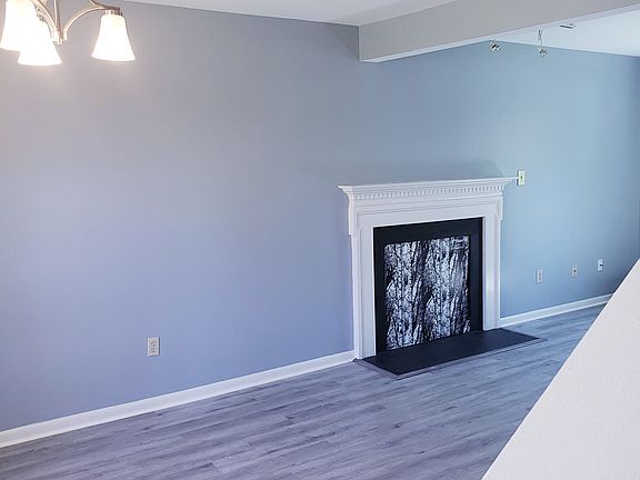 5th image of 423 Bryan Ct
