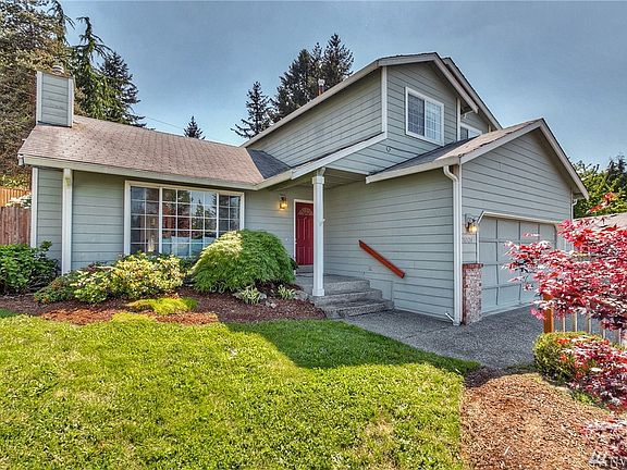 Another view of the front of the home. Tremendous commuting location, drop down the hill to Hwy 167, or cross the valley to I-5.