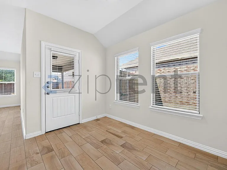 817 Evergreen St — Photo 17