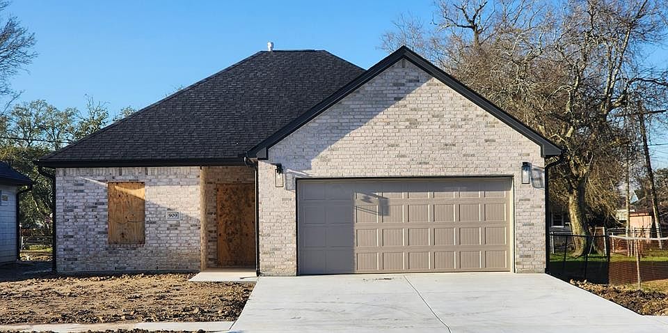 1st image of 909 Stilwell Blvd