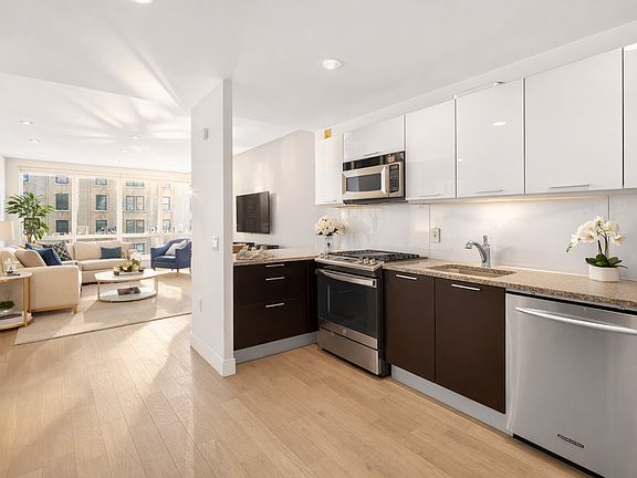 3rd image of 350 W 42nd St APT 7D