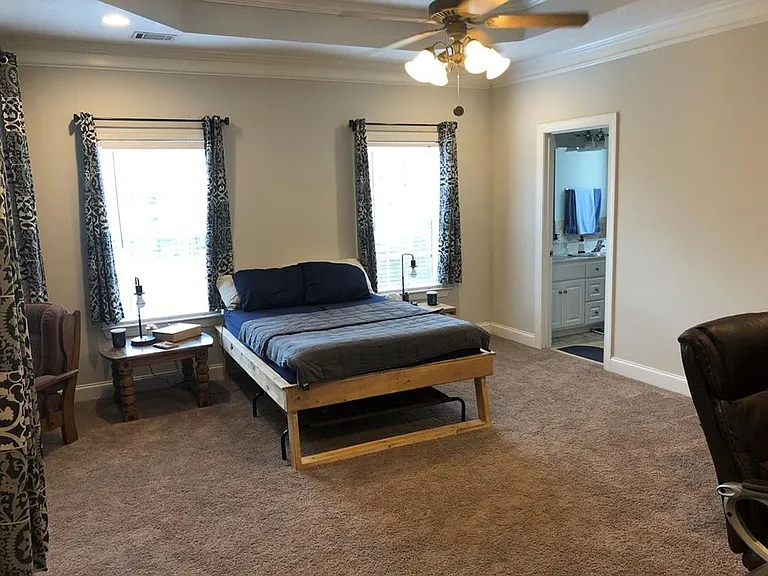 806 Leslie Ct — Photo 4